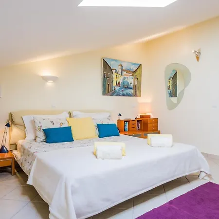 Apartment 3 Bed With Airconditioning, Sea And Poolview Near